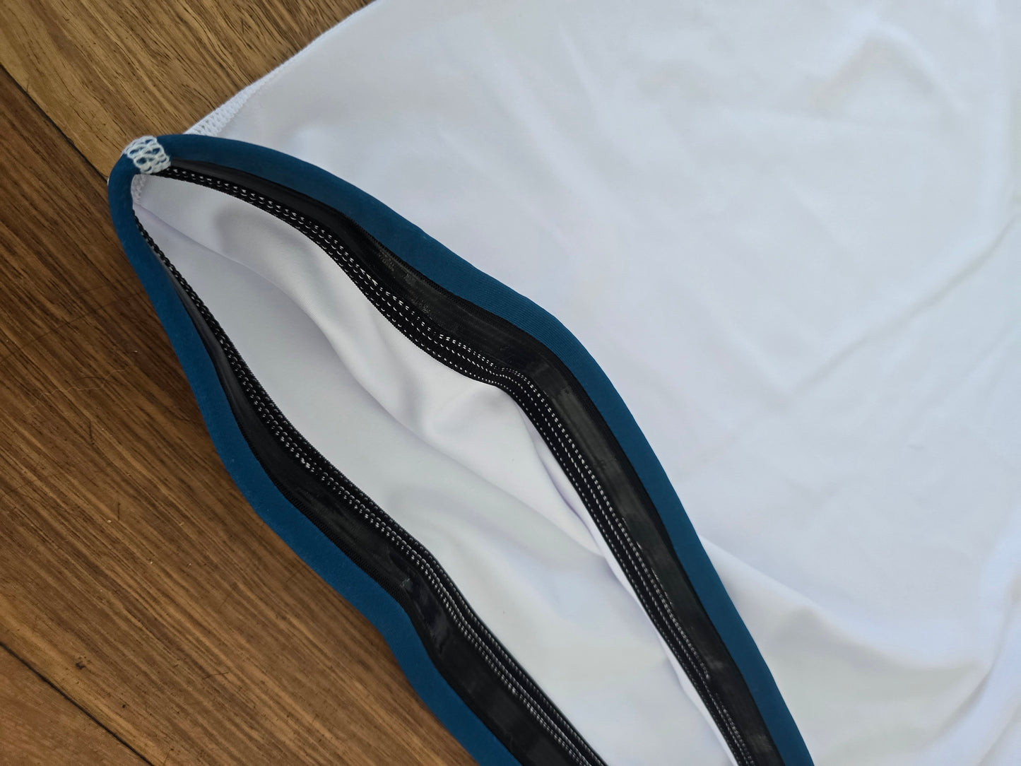 KEEP IT FLOWING WHITE/NAVY RASHGUARD
