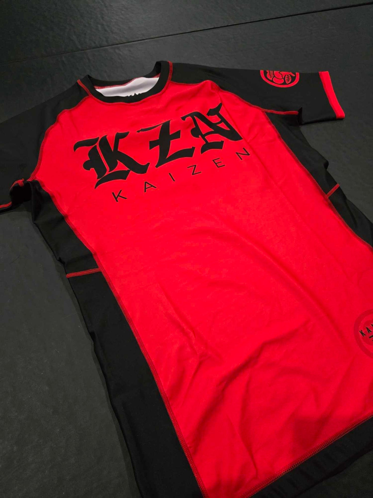 TATAKAE RED/BLACK RASHGUARD